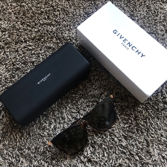 Givenchy Sunglasses 57mm GV7071s - Picture 2 of 4